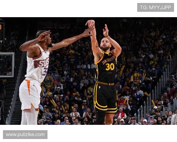 库里手感火热勇士主场多点开花十九分优势轻取快船豪取连胜 库里手感火热勇士主场多点开花十九分优势轻取快船豪取连胜