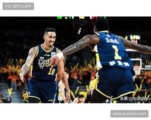 内史密斯表现稳健贡献12分关键时刻三分球助力球队胜利