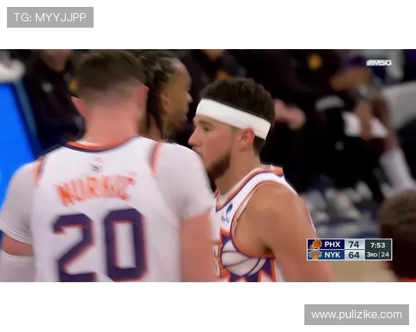 布克表现抢眼半场17分助力球队进攻火力全开次节独得11分展现个人能力 布克表现抢眼半场17分助力球队进攻火力全开次节独得11分展现个人能力